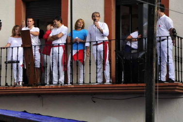 Representantes de los voluntarios que organizan la Cabalgata y Olentzero prendieron la mecha