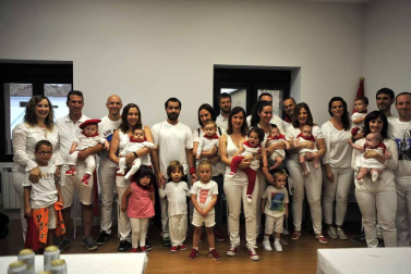 Representantes de los voluntarios que organizan la Cabalgata y Olentzero prendieron la mecha
