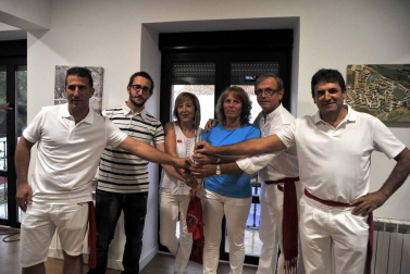 Representantes de los voluntarios que organizan la Cabalgata y Olentzero prendieron la mecha