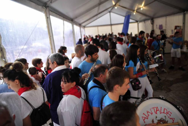 Representantes de los voluntarios que organizan la Cabalgata y Olentzero prendieron la mecha