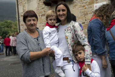 El promotor de eventos deportivos de la localidad, José Ramón Ramírez Pérez, recibe el aliento de sus vecinos y compañeros de tareas en el encendido de la mecha festiva. Los nacidos en el último año fueron agasajados con el pañuelo