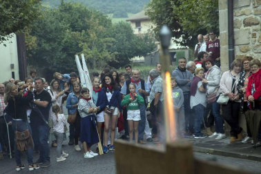 El promotor de eventos deportivos de la localidad, José Ramón Ramírez Pérez, recibe el aliento de sus vecinos y compañeros de tareas en el encendido de la mecha festiva. Los nacidos en el último año fueron agasajados con el pañuelo