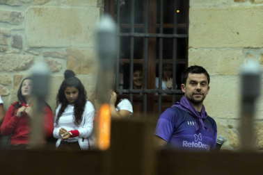 El promotor de eventos deportivos de la localidad, José Ramón Ramírez Pérez, recibe el aliento de sus vecinos y compañeros de tareas en el encendido de la mecha festiva. Los nacidos en el último año fueron agasajados con el pañuelo