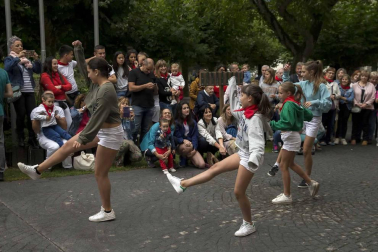 El promotor de eventos deportivos de la localidad, José Ramón Ramírez Pérez, recibe el aliento de sus vecinos y compañeros de tareas en el encendido de la mecha festiva. Los nacidos en el último año fueron agasajados con el pañuelo