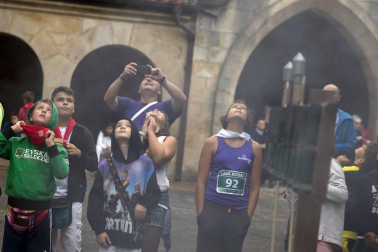El promotor de eventos deportivos de la localidad, José Ramón Ramírez Pérez, recibe el aliento de sus vecinos y compañeros de tareas en el encendido de la mecha festiva. Los nacidos en el último año fueron agasajados con el pañuelo