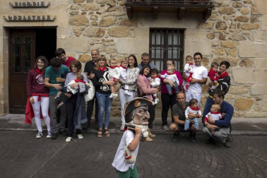 El promotor de eventos deportivos de la localidad, José Ramón Ramírez Pérez, recibe el aliento de sus vecinos y compañeros de tareas en el encendido de la mecha festiva. Los nacidos en el último año fueron agasajados con el pañuelo