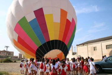 Los más pequeños celebraron este miércoles su día con su propio cohete y corporación, y disfrutaron de un globo aerostático, chocolatada y comida