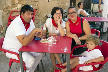 El domingo 2 de septiembre, los vecinos de Dicastillo entonaron el Pobre de mí y dieron cierre a sus fiestas de verano. Para despedir con alegría los festejos, los vecinos se reunieron desde las diez de la mañana en la plaza de los Fueros, para compartir una comida popular en la que el Ayuntamiento puso la carne para los calderetes y las cuadrillas su arte entre fogones.