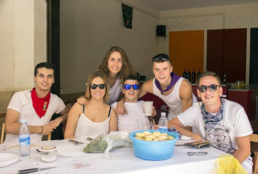 El domingo 2 de septiembre, los vecinos de Dicastillo entonaron el Pobre de mí y dieron cierre a sus fiestas de verano. Para despedir con alegría los festejos, los vecinos se reunieron desde las diez de la mañana en la plaza de los Fueros, para compartir una comida popular en la que el Ayuntamiento puso la carne para los calderetes y las cuadrillas su arte entre fogones.