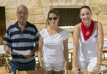 El domingo 2 de septiembre, los vecinos de Dicastillo entonaron el Pobre de mí y dieron cierre a sus fiestas de verano. Para despedir con alegría los festejos, los vecinos se reunieron desde las diez de la mañana en la plaza de los Fueros, para compartir una comida popular en la que el Ayuntamiento puso la carne para los calderetes y las cuadrillas su arte entre fogones.