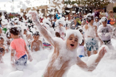 Uno de los eventos más esperados por los pequeños de Berriozar, solo apto para menores de diez años, es la fiesta de la espuma, que este año se celebró el viernes 31 de agosto en la plaza Euskal Herria. Después, fueron los jóvenes los que tomaron el relevo y disfrutaron de su propio 'baño de espuma'.