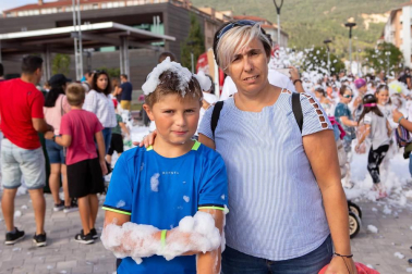 Uno de los eventos más esperados por los pequeños de Berriozar, solo apto para menores de diez años, es la fiesta de la espuma, que este año se celebró el viernes 31 de agosto en la plaza Euskal Herria. Después, fueron los jóvenes los que tomaron el relevo y disfrutaron de su propio 'baño de espuma'.