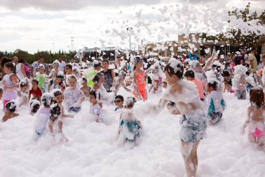 Uno de los eventos más esperados por los pequeños de Berriozar, solo apto para menores de diez años, es la fiesta de la espuma, que este año se celebró el viernes 31 de agosto en la plaza Euskal Herria. Después, fueron los jóvenes los que tomaron el relevo y disfrutaron de su propio 'baño de espuma'.