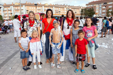 Uno de los eventos más esperados por los pequeños de Berriozar, solo apto para menores de diez años, es la fiesta de la espuma, que este año se celebró el viernes 31 de agosto en la plaza Euskal Herria. Después, fueron los jóvenes los que tomaron el relevo y disfrutaron de su propio 'baño de espuma'.