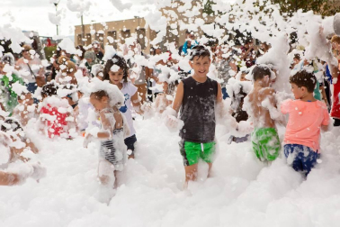 Uno de los eventos más esperados por los pequeños de Berriozar, solo apto para menores de diez años, es la fiesta de la espuma, que este año se celebró el viernes 31 de agosto en la plaza Euskal Herria. Después, fueron los jóvenes los que tomaron el relevo y disfrutaron de su propio 'baño de espuma'.