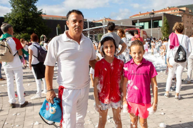 Uno de los eventos más esperados por los pequeños de Berriozar, solo apto para menores de diez años, es la fiesta de la espuma, que este año se celebró el viernes 31 de agosto en la plaza Euskal Herria. Después, fueron los jóvenes los que tomaron el relevo y disfrutaron de su propio 'baño de espuma'.