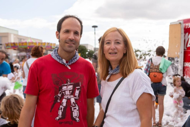 Uno de los eventos más esperados por los pequeños de Berriozar, solo apto para menores de diez años, es la fiesta de la espuma, que este año se celebró el viernes 31 de agosto en la plaza Euskal Herria. Después, fueron los jóvenes los que tomaron el relevo y disfrutaron de su propio 'baño de espuma'.