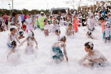Uno de los eventos más esperados por los pequeños de Berriozar, solo apto para menores de diez años, es la fiesta de la espuma, que este año se celebró el viernes 31 de agosto en la plaza Euskal Herria. Después, fueron los jóvenes los que tomaron el relevo y disfrutaron de su propio 'baño de espuma'.