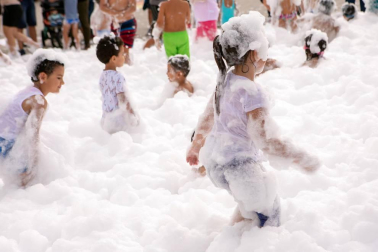 Uno de los eventos más esperados por los pequeños de Berriozar, solo apto para menores de diez años, es la fiesta de la espuma, que este año se celebró el viernes 31 de agosto en la plaza Euskal Herria. Después, fueron los jóvenes los que tomaron el relevo y disfrutaron de su propio 'baño de espuma'.
