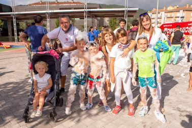 Uno de los eventos más esperados por los pequeños de Berriozar, solo apto para menores de diez años, es la fiesta de la espuma, que este año se celebró el viernes 31 de agosto en la plaza Euskal Herria. Después, fueron los jóvenes los que tomaron el relevo y disfrutaron de su propio 'baño de espuma'.