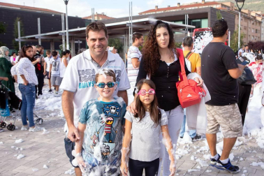 Uno de los eventos más esperados por los pequeños de Berriozar, solo apto para menores de diez años, es la fiesta de la espuma, que este año se celebró el viernes 31 de agosto en la plaza Euskal Herria. Después, fueron los jóvenes los que tomaron el relevo y disfrutaron de su propio 'baño de espuma'.