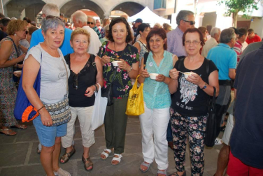 El fin de semana del 1 y 2 de septiembre se celebraron las VII Jornadas del Elogio a la Pocha de Sangüesa. El sábado se procedió al 'desgrane tradicional' y, ya el domingo, se celebró la esperada degustación de pochas, que este año estuvieron acompañadas de hamburguesitas de Ternera Ecológica de Petilla de Aragón, vinos de la Bodega de Sada, cata de infusiones Josenea de Lumbier y degustación de helado de Pocha de Sangüesa elaborado por el maestro de Heladería Lerma de Estella.