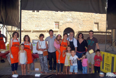 El fin de semana del 1 y 2 de septiembre se celebraron las VII Jornadas del Elogio a la Pocha de Sangüesa. El sábado se procedió al 'desgrane tradicional' y, ya el domingo, se celebró la esperada degustación de pochas, que este año estuvieron acompañadas de hamburguesitas de Ternera Ecológica de Petilla de Aragón, vinos de la Bodega de Sada, cata de infusiones Josenea de Lumbier y degustación de helado de Pocha de Sangüesa elaborado por el maestro de Heladería Lerma de Estella.