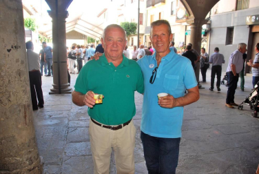 El fin de semana del 1 y 2 de septiembre se celebraron las VII Jornadas del Elogio a la Pocha de Sangüesa. El sábado se procedió al 'desgrane tradicional' y, ya el domingo, se celebró la esperada degustación de pochas, que este año estuvieron acompañadas de hamburguesitas de Ternera Ecológica de Petilla de Aragón, vinos de la Bodega de Sada, cata de infusiones Josenea de Lumbier y degustación de helado de Pocha de Sangüesa elaborado por el maestro de Heladería Lerma de Estella.