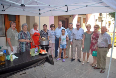 El fin de semana del 1 y 2 de septiembre se celebraron las VII Jornadas del Elogio a la Pocha de Sangüesa. El sábado se procedió al 'desgrane tradicional' y, ya el domingo, se celebró la esperada degustación de pochas, que este año estuvieron acompañadas de hamburguesitas de Ternera Ecológica de Petilla de Aragón, vinos de la Bodega de Sada, cata de infusiones Josenea de Lumbier y degustación de helado de Pocha de Sangüesa elaborado por el maestro de Heladería Lerma de Estella.