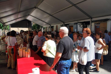 El fin de semana del 1 y 2 de septiembre se celebraron las VII Jornadas del Elogio a la Pocha de Sangüesa. El sábado se procedió al 'desgrane tradicional' y, ya el domingo, se celebró la esperada degustación de pochas, que este año estuvieron acompañadas de hamburguesitas de Ternera Ecológica de Petilla de Aragón, vinos de la Bodega de Sada, cata de infusiones Josenea de Lumbier y degustación de helado de Pocha de Sangüesa elaborado por el maestro de Heladería Lerma de Estella.