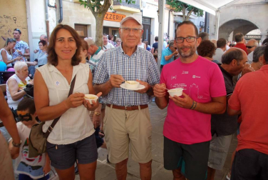 El fin de semana del 1 y 2 de septiembre se celebraron las VII Jornadas del Elogio a la Pocha de Sangüesa. El sábado se procedió al 'desgrane tradicional' y, ya el domingo, se celebró la esperada degustación de pochas, que este año estuvieron acompañadas de hamburguesitas de Ternera Ecológica de Petilla de Aragón, vinos de la Bodega de Sada, cata de infusiones Josenea de Lumbier y degustación de helado de Pocha de Sangüesa elaborado por el maestro de Heladería Lerma de Estella.