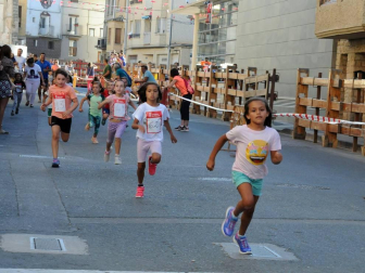 Caparroso cierra hoy sus fiestas en honor a Santa Fe después de una semana de celebración. ¡Click! compartió con los vecinos el arranque festivo, en el que se realizó la imposición de pañuelos a los nacidos en el 2000, el homenaje a Alfonso Igea y la despedida del párroco de Caparroso D. José Luis Soria Melero. A las doce del mediodía, el alcalde de la localidad Aquilino Jiménez, lanzó el cohete anunciador desde el balcón del Ayuntamiento.