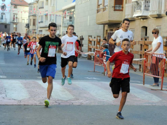 Caparroso cierra hoy sus fiestas en honor a Santa Fe después de una semana de celebración. ¡Click! compartió con los vecinos el arranque festivo, en el que se realizó la imposición de pañuelos a los nacidos en el 2000, el homenaje a Alfonso Igea y la despedida del párroco de Caparroso D. José Luis Soria Melero. A las doce del mediodía, el alcalde de la localidad Aquilino Jiménez, lanzó el cohete anunciador desde el balcón del Ayuntamiento.