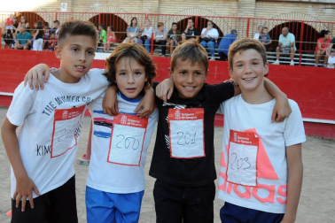 Caparroso cierra hoy sus fiestas en honor a Santa Fe después de una semana de celebración. ¡Click! compartió con los vecinos el arranque festivo, en el que se realizó la imposición de pañuelos a los nacidos en el 2000, el homenaje a Alfonso Igea y la despedida del párroco de Caparroso D. José Luis Soria Melero. A las doce del mediodía, el alcalde de la localidad Aquilino Jiménez, lanzó el cohete anunciador desde el balcón del Ayuntamiento.