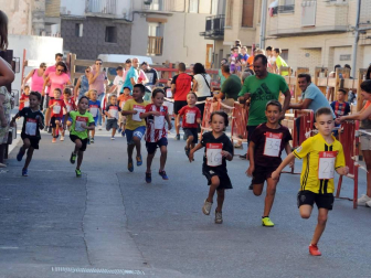 Caparroso cierra hoy sus fiestas en honor a Santa Fe después de una semana de celebración. ¡Click! compartió con los vecinos el arranque festivo, en el que se realizó la imposición de pañuelos a los nacidos en el 2000, el homenaje a Alfonso Igea y la despedida del párroco de Caparroso D. José Luis Soria Melero. A las doce del mediodía, el alcalde de la localidad Aquilino Jiménez, lanzó el cohete anunciador desde el balcón del Ayuntamiento.