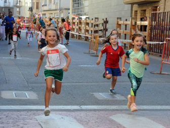 Caparroso cierra hoy sus fiestas en honor a Santa Fe después de una semana de celebración. ¡Click! compartió con los vecinos el arranque festivo, en el que se realizó la imposición de pañuelos a los nacidos en el 2000, el homenaje a Alfonso Igea y la despedida del párroco de Caparroso D. José Luis Soria Melero. A las doce del mediodía, el alcalde de la localidad Aquilino Jiménez, lanzó el cohete anunciador desde el balcón del Ayuntamiento.