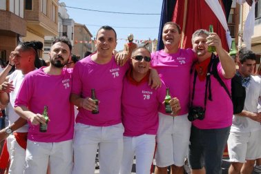 Caparroso cierra hoy sus fiestas en honor a Santa Fe después de una semana de celebración. ¡Click! compartió con los vecinos el arranque festivo, en el que se realizó la imposición de pañuelos a los nacidos en el 2000, el homenaje a Alfonso Igea y la despedida del párroco de Caparroso D. José Luis Soria Melero. A las doce del mediodía, el alcalde de la localidad Aquilino Jiménez, lanzó el cohete anunciador desde el balcón del Ayuntamiento.