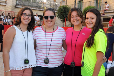 Caparroso cierra hoy sus fiestas en honor a Santa Fe después de una semana de celebración. ¡Click! compartió con los vecinos el arranque festivo, en el que se realizó la imposición de pañuelos a los nacidos en el 2000, el homenaje a Alfonso Igea y la despedida del párroco de Caparroso D. José Luis Soria Melero. A las doce del mediodía, el alcalde de la localidad Aquilino Jiménez, lanzó el cohete anunciador desde el balcón del Ayuntamiento.