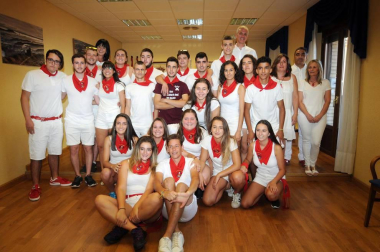 Caparroso cierra hoy sus fiestas en honor a Santa Fe después de una semana de celebración. ¡Click! compartió con los vecinos el arranque festivo, en el que se realizó la imposición de pañuelos a los nacidos en el 2000, el homenaje a Alfonso Igea y la despedida del párroco de Caparroso D. José Luis Soria Melero. A las doce del mediodía, el alcalde de la localidad Aquilino Jiménez, lanzó el cohete anunciador desde el balcón del Ayuntamiento.