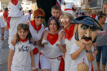 Caparroso cierra hoy sus fiestas en honor a Santa Fe después de una semana de celebración. ¡Click! compartió con los vecinos el arranque festivo, en el que se realizó la imposición de pañuelos a los nacidos en el 2000, el homenaje a Alfonso Igea y la despedida del párroco de Caparroso D. José Luis Soria Melero. A las doce del mediodía, el alcalde de la localidad Aquilino Jiménez, lanzó el cohete anunciador desde el balcón del Ayuntamiento.