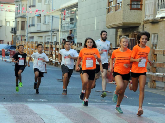 Caparroso cierra hoy sus fiestas en honor a Santa Fe después de una semana de celebración. ¡Click! compartió con los vecinos el arranque festivo, en el que se realizó la imposición de pañuelos a los nacidos en el 2000, el homenaje a Alfonso Igea y la despedida del párroco de Caparroso D. José Luis Soria Melero. A las doce del mediodía, el alcalde de la localidad Aquilino Jiménez, lanzó el cohete anunciador desde el balcón del Ayuntamiento.