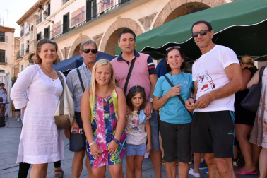 La plaza de los Fueros de Tudela se convirtió en el epicentro de las actividades organizadas con motivo de la segunda edición del Fin de semana del Tomate Feo de Tudela. La mañana del 1 de septiembre los tudelanos pudieron participar en la degustación de salmorejo y tostada de aceite, los Talleres Medioambientales y una exposición de variedades de tomate.