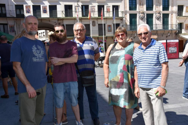 La plaza de los Fueros de Tudela se convirtió en el epicentro de las actividades organizadas con motivo de la segunda edición del Fin de semana del Tomate Feo de Tudela. La mañana del 1 de septiembre los tudelanos pudieron participar en la degustación de salmorejo y tostada de aceite, los Talleres Medioambientales y una exposición de variedades de tomate.