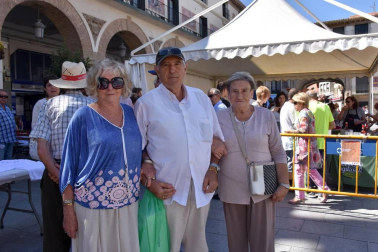 La plaza de los Fueros de Tudela se convirtió en el epicentro de las actividades organizadas con motivo de la segunda edición del Fin de semana del Tomate Feo de Tudela. La mañana del 1 de septiembre los tudelanos pudieron participar en la degustación de salmorejo y tostada de aceite, los Talleres Medioambientales y una exposición de variedades de tomate.