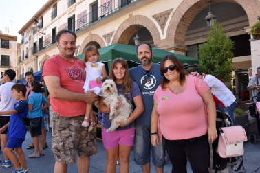 La plaza de los Fueros de Tudela se convirtió en el epicentro de las actividades organizadas con motivo de la segunda edición del Fin de semana del Tomate Feo de Tudela. La mañana del 1 de septiembre los tudelanos pudieron participar en la degustación de salmorejo y tostada de aceite, los Talleres Medioambientales y una exposición de variedades de tomate.