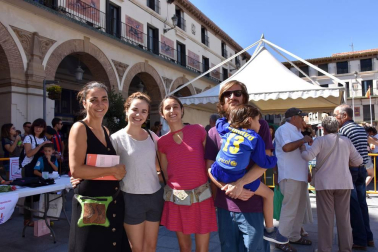 La plaza de los Fueros de Tudela se convirtió en el epicentro de las actividades organizadas con motivo de la segunda edición del Fin de semana del Tomate Feo de Tudela. La mañana del 1 de septiembre los tudelanos pudieron participar en la degustación de salmorejo y tostada de aceite, los Talleres Medioambientales y una exposición de variedades de tomate.