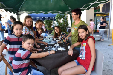 La plaza de los Fueros de Tudela se convirtió en el epicentro de las actividades organizadas con motivo de la segunda edición del Fin de semana del Tomate Feo de Tudela. La mañana del 1 de septiembre los tudelanos pudieron participar en la degustación de salmorejo y tostada de aceite, los Talleres Medioambientales y una exposición de variedades de tomate.