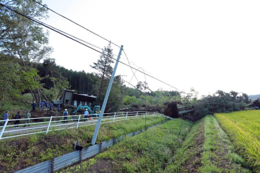 El balance de víctimas a causa del terremoto de magnitud 6,7 en la escala de Richter que ha sacudido este jueves de madrugada la isla japonesa de Hokkaido (norte) ha ascendido a siete muertos y 200 heridos, mientras que otras 30 personas continúan desaparecidas.