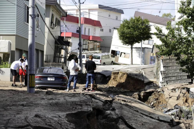 El balance de víctimas a causa del terremoto de magnitud 6,7 en la escala de Richter que ha sacudido este jueves de madrugada la isla japonesa de Hokkaido (norte) ha ascendido a siete muertos y 200 heridos, mientras que otras 30 personas continúan desaparecidas.