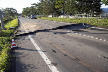 El balance de víctimas a causa del terremoto de magnitud 6,7 en la escala de Richter que ha sacudido este jueves de madrugada la isla japonesa de Hokkaido (norte) ha ascendido a siete muertos y 200 heridos, mientras que otras 30 personas continúan desaparecidas.